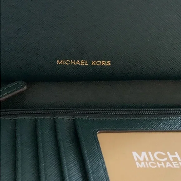 MICHAEL KORS JET SET LARGE FLAT GREEN LEATHER WALLET/WRISTLET PHONE CASE NEW TAG - Picture 7 of 12